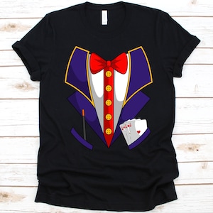 Camisa de fantasia de mágico, presente para mágicos, feiticeiro, gráfico de feiticeira, amantes de magia, design de ilusionistas, camisa de cartas, gráfico de varinha mágica