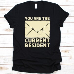 Camisa do residente atual, design legal do carteiro, transportador rural, presente para carteiro, gráfico do carteiro, camiseta com envelope de correio, carteiro