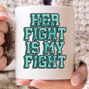 彼女の戦いは私の戦いマグ、POTS 啓発コーヒーマグ、ターコイズ リボン デザイン、体位性起立性頻脈症候群、POTS ファイター カップ