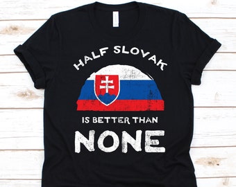Puede incluir: Camiseta negra con el texto blanco "HALF SLOVAK IS BETTER THAN NONE". El diseño incluye la bandera eslovaca con un aspecto envejecido. La camiseta está hecha de un material suave.