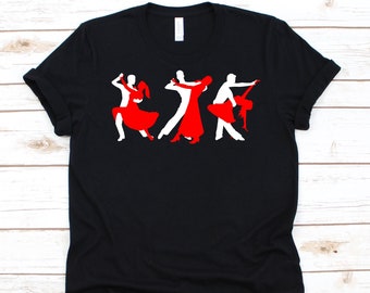 Puede incluir: Camiseta negra con un diseño gráfico de tres parejas de bailarines en movimiento. Los bailarines son blancos y rojos, con las mujeres con vestidos rojos. El diseño es una representación del baile de salón.