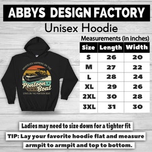 Pu&ograve; includere: Felpa con cappuccio unisex nera con grafica di una barca pontone e la scritta "Whatever Happens on the Pontoon Boat Stays on the Pontoon Boat". Misure in pollici. Di Abbys Design Factory.
