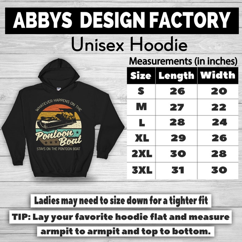 Pu&ograve; includere: Felpa con cappuccio unisex nera con grafica di una barca pontone e la scritta "Whatever Happens on the Pontoon Boat Stays on the Pontoon Boat". Misure in pollici. Di Abbys Design Factory.