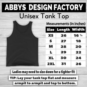 K&ouml;nnte beinhalten: Schwarzes Unisex-Tanktop mit Gr&ouml;&szlig;entabelle. Die Tabelle enth&auml;lt Ma&szlig;e in Zoll f&uuml;r die Gr&ouml;&szlig;en XS bis 2XL. Der Text lautet "ABBYS DESIGN FACTORY Unisex Tank Top". Das Bild enth&auml;lt auch einen Tipp zur Messung des Tanktops.