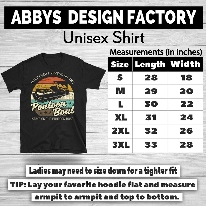 Pu&ograve; includere: T-shirt unisex nero con grafica di barca pontone in un design retr&ograve; tramonto. La maglietta include il testo "Tutto ci&ograve; che accade sulla barca pontone rimane sulla barca pontone".
