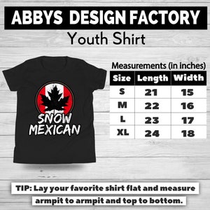 Pode incluir: Camiseta preta juvenil com um design gr&aacute;fico circular. Apresenta uma folha de bordo preta, detalhes em vermelho e branco e o texto "SNOW MEXICAN". As medidas s&atilde;o fornecidas em polegadas para os tamanhos S, M, L e XL.