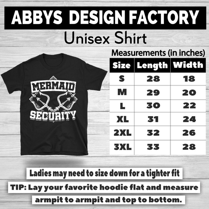 Puede incluir: Camiseta unisex negra con el texto blanco "MERMAID SECURITY". La tabla de tallas muestra las medidas en cm, desde la talla S (71cm de largo, 46cm de ancho) hasta la 3XL (84cm de largo, 71cm de ancho).