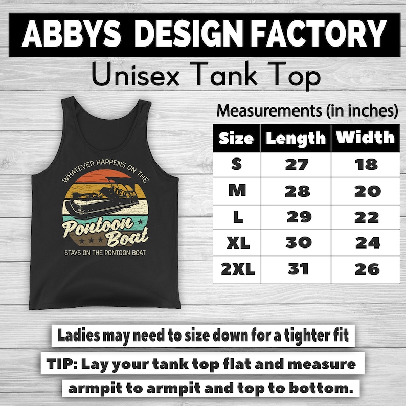 Pu&ograve; includere: Canotta unisex nera con grafica di una barca pontone e la scritta "Whatever Happens on the Pontoon Boat Stays on the Pontoon Boat." Misure in cm: lunghezza da 68,58 a 78,74 cm, larghezza da 45,72 a 66,04 cm.