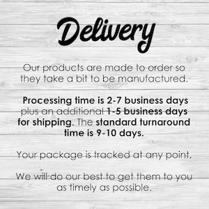 K&ouml;nnte beinhalten: Text auf wei&szlig;em Holzgrund mit dem Wort "Delivery" in Schreibschrift. Darunter erkl&auml;rt der Text, dass die Produkte auf Bestellung gefertigt werden, mit einer Bearbeitungszeit von 2-7 Werktagen, plus 1-5 Tagen f&uuml;r den Versand, also insgesamt 9-10 Tagen.