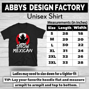 Pode incluir: Camiseta unissex preta com um gr&aacute;fico com uma folha de bordo e o texto "SNOW MEXICAN". A camisa inclui uma tabela de tamanhos com medidas em polegadas. O texto "ABBYS DESIGN FACTORY" est&aacute; no topo.