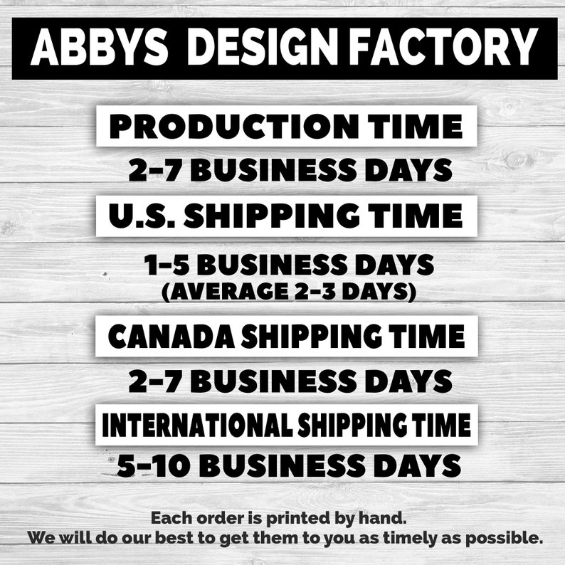 Puede incluir: Imagen con texto de Abbys Design Factory. El texto incluye el tiempo de producci&oacute;n, el tiempo de env&iacute;o a EE. UU., el tiempo de env&iacute;o a Canad&aacute; y el tiempo de env&iacute;o internacional. Cada pedido se imprime a mano.