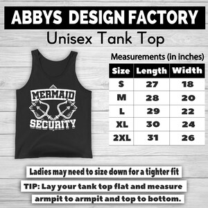 Puede incluir: Camiseta sin mangas unisex negra con el texto "MERMAID SECURITY" en blanco. La camiseta sin mangas tiene un gr&aacute;fico de dos tridentes cruzados. Las medidas se proporcionan en pulgadas, con tallas de S a 2XL.