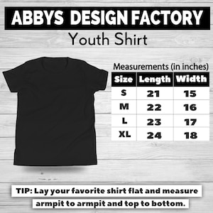 K&ouml;nnte beinhalten: Schwarzes Jugend-T-Shirt von Abbys Design Factory. Ma&szlig;e in cm: Small (53 cm L&auml;nge, 38 cm Breite), Medium (56 cm L&auml;nge, 41 cm Breite), Large (58 cm L&auml;nge, 43 cm Breite) und Extra Large (61 cm L&auml;nge, 46 cm Breite).