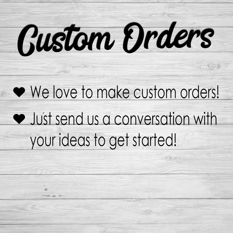 K&ouml;nnte beinhalten: Bild mit dem Text "Custom Orders" in Schreibschrift. Darunter steht "We love to make custom orders!" und "Just send us a conversation with your ideas to get started!" auf einem wei&szlig;en Holzmaserungshintergrund.