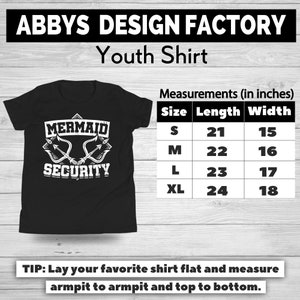 Puede incluir: Camiseta negra juvenil con el texto "MERMAID SECURITY" en blanco. La camiseta incluye un gr&aacute;fico de dos tridentes cruzados. Medidas en cm: S (53 cm largo, 38 cm ancho), M (56 cm largo, 41 cm ancho), L (58 cm largo, 43 cm ancho), XL (61 cm largo, 46 cm ancho).