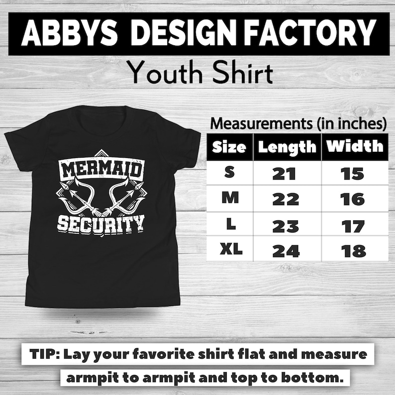 Puede incluir: Camiseta negra juvenil con el texto "MERMAID SECURITY" en blanco. La camiseta incluye un gr&aacute;fico de dos tridentes cruzados. Medidas en cm: S (53 cm largo, 38 cm ancho), M (56 cm largo, 41 cm ancho), L (58 cm largo, 43 cm ancho), XL (61 cm largo, 46 cm ancho).