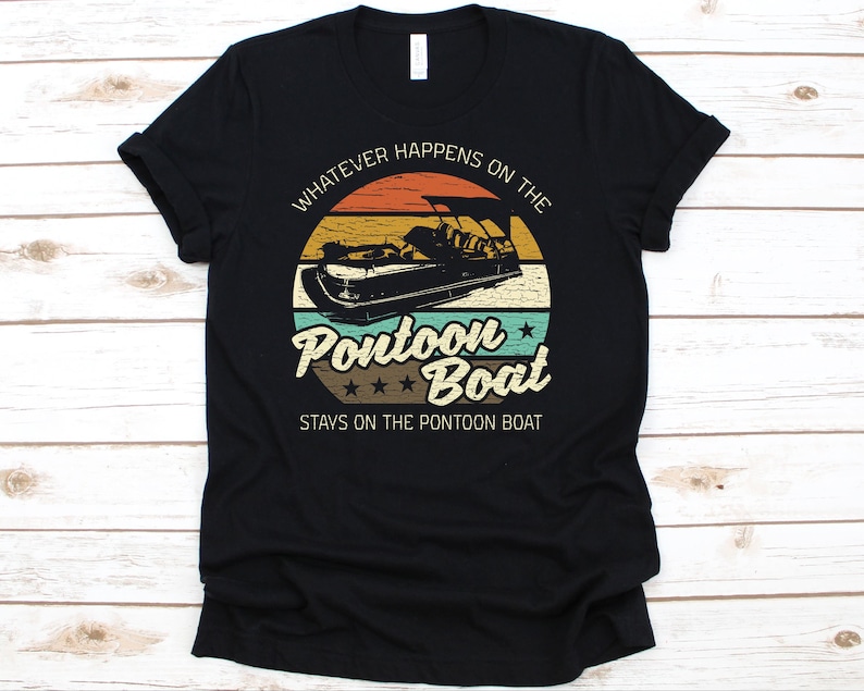 Pu&ograve; includere: T-shirt nero con grafica di una barca pontone all'interno di un cerchio a tramonto. Il testo recita "Whatever Happens on the Pontoon Boat Stays on the Pontoon Boat". La maglietta &egrave; realizzata in materiale morbido.