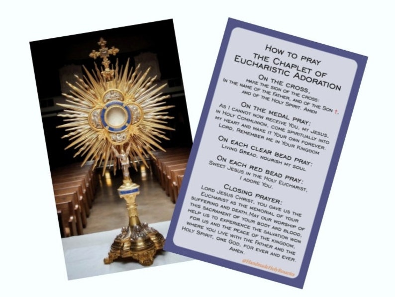 Pu&ograve; includere: Un biglietto di preghiera stampabile con istruzioni su come pregare il Rosario dell'Adorazione Eucaristica. La carta presenta uno sfondo viola con testo bianco e una croce dorata.