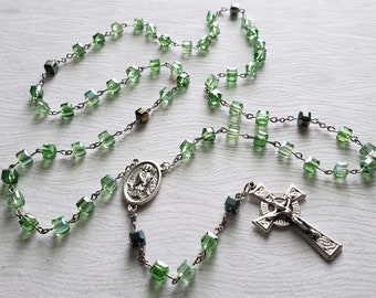 Katolsk rosenkrans med smaragdgröna glaskubpärlor, medalj för mittpunkten i Sankt Patrick/Sankt Brigid och keltiskt krucifix