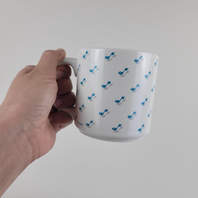 Taza vintage del Club de Mickey Mouse de Disney. Jukebox retro de los años 50 con notas musicales de un restaurante taiwanés. imagen 4