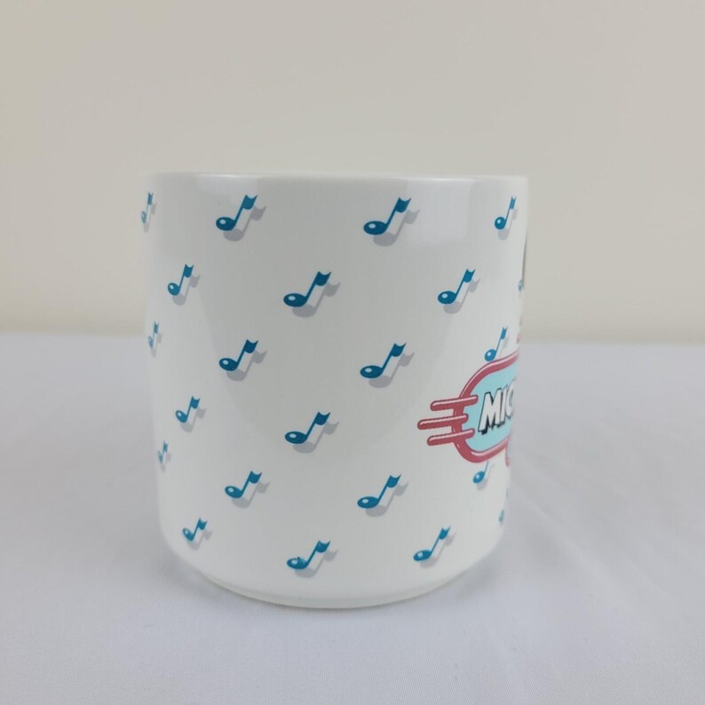 Taza vintage del Club de Mickey Mouse de Disney. Jukebox retro de los años 50 con notas musicales de un restaurante taiwanés. imagen 10