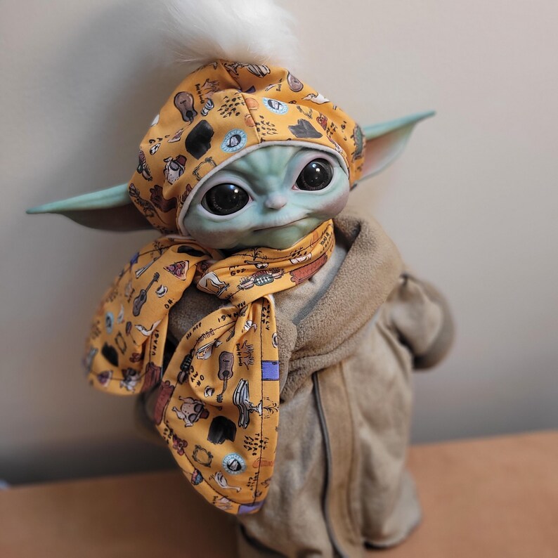 Conjunto de gorro y bufanda con estampado de FRIENDS amarillo para muñecos de peluche de Baby Yoda de Mattel de 28 cm, figuras de Grogu de tamaño real de Sideshow/HotToys con pompón de invierno imagen 8