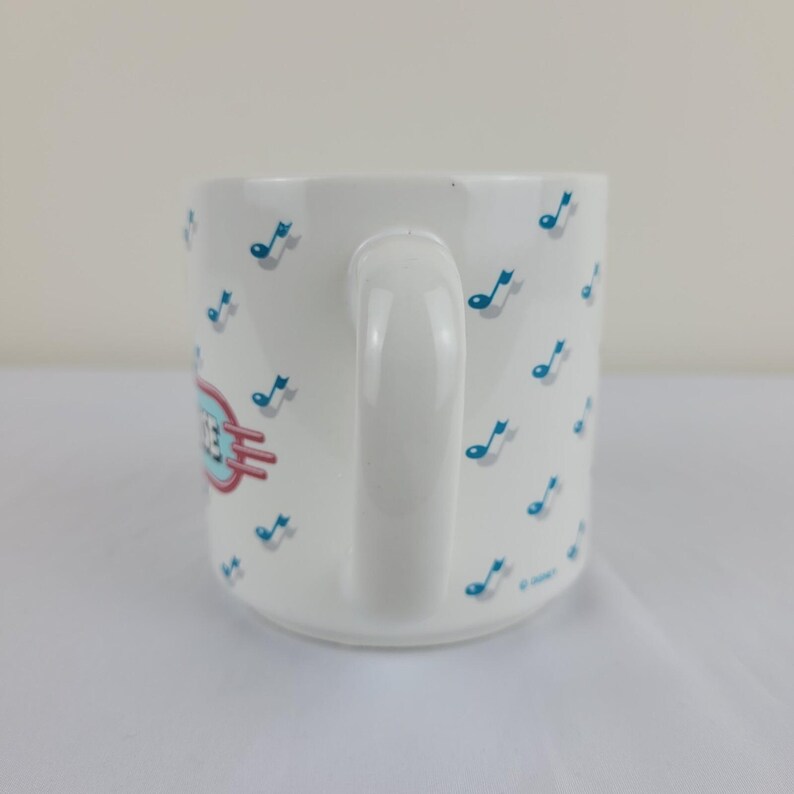 Taza vintage del Club de Mickey Mouse de Disney. Jukebox retro de los años 50 con notas musicales de un restaurante taiwanés. imagen 7