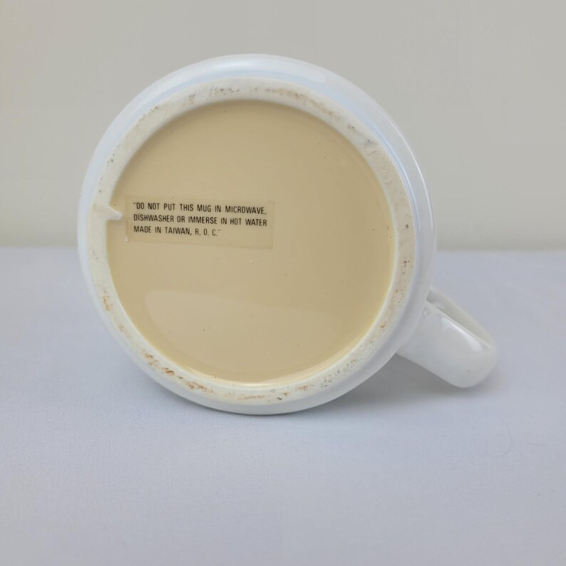 Taza vintage del Club de Mickey Mouse de Disney. Jukebox retro de los años 50 con notas musicales de un restaurante taiwanés. imagen 13