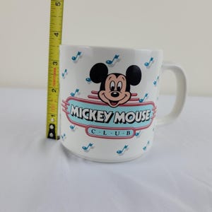 Taza vintage del Club de Mickey Mouse de Disney. Jukebox retro de los años 50 con notas musicales de un restaurante taiwanés. imagen 15