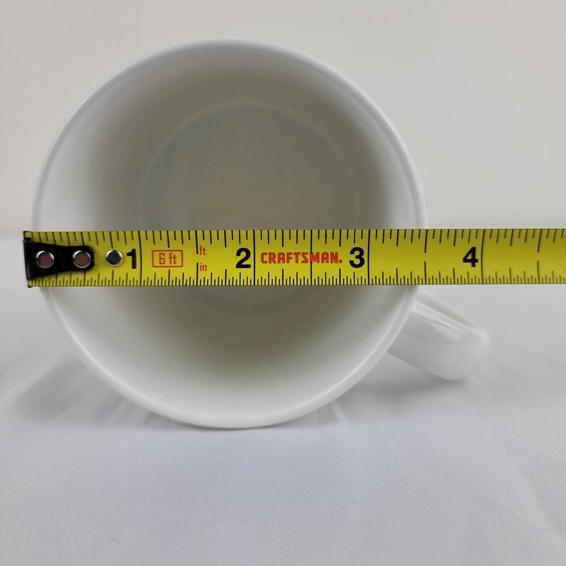 Taza vintage del Club de Mickey Mouse de Disney. Jukebox retro de los años 50 con notas musicales de un restaurante taiwanés. imagen 16