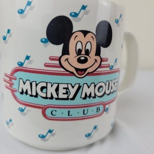 Taza vintage del Club de Mickey Mouse de Disney. Jukebox retro de los años 50 con notas musicales de un restaurante taiwanés. imagen 5