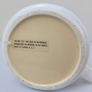 Taza vintage del Club de Mickey Mouse de Disney. Jukebox retro de los años 50 con notas musicales de un restaurante taiwanés. imagen 14