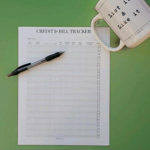 Suivi mensuel des crédits et des factures Imprimable : date d'échéance/payé, solde/crédit disponible, source de paiement, numéro de confirmation, case à cocher PAYÉ Visuel
