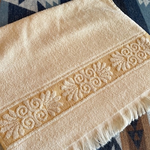 Choice of Vintage 1970s & 1980s towels. Beautiful plush or terry Bath towels. Cottage core or shabby chic. image 3