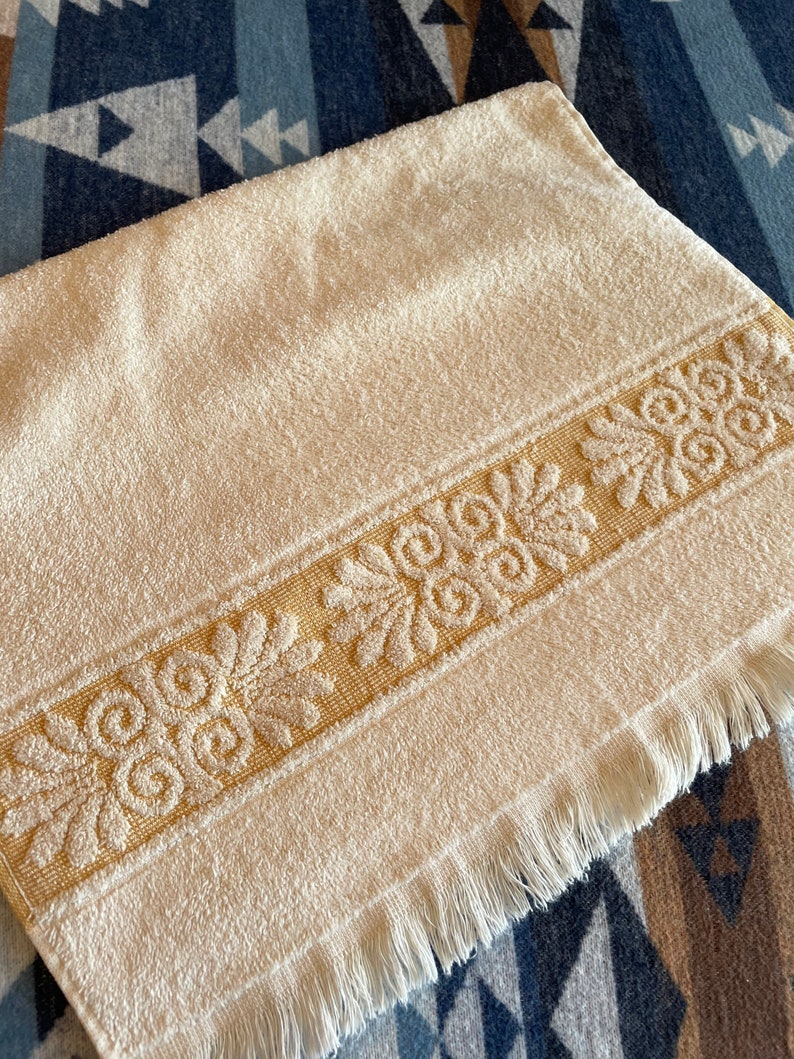 Choice of Vintage 1970s & 1980s towels. Beautiful plush or terry Bath towels. Cottage core or shabby chic. image 3