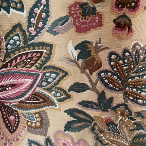 Puede incluir: Una tela beige con un patr&oacute;n floral en tonos marrones, rosas y grises. El patr&oacute;n presenta intrincados dise&ntilde;os de paisley y delicados motivos florales.
