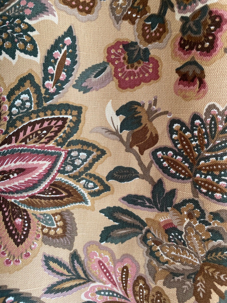 Puede incluir: Una tela beige con un patr&oacute;n floral en tonos marrones, rosas y grises. El patr&oacute;n presenta intrincados dise&ntilde;os de paisley y delicados motivos florales.
