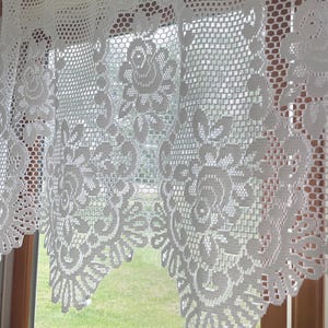 Gorgeous Vintage 1990’s Liechtenstein lace curtain 52x24 valance with roses in white w scalloped bottom kitchen  curtains threaded onto rod