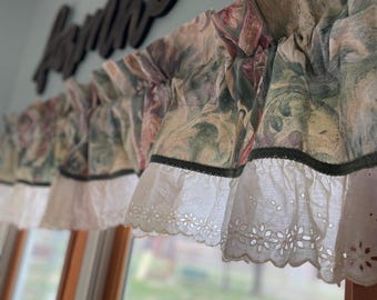 Vintage 1990’s Valance a Tuscany watercolor pattern with flourishes and trimmed in eyelet lace washable wrinkle resistant percaleUSA JCP 41”