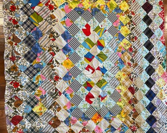 Dessus de courtepointe vintage des années 60, 60 x 74 pouces de diagonale, motif patchwork scrappy Un régal pour les amateurs de tissus vintage ! Cousu à la main Utilisation comme nappe