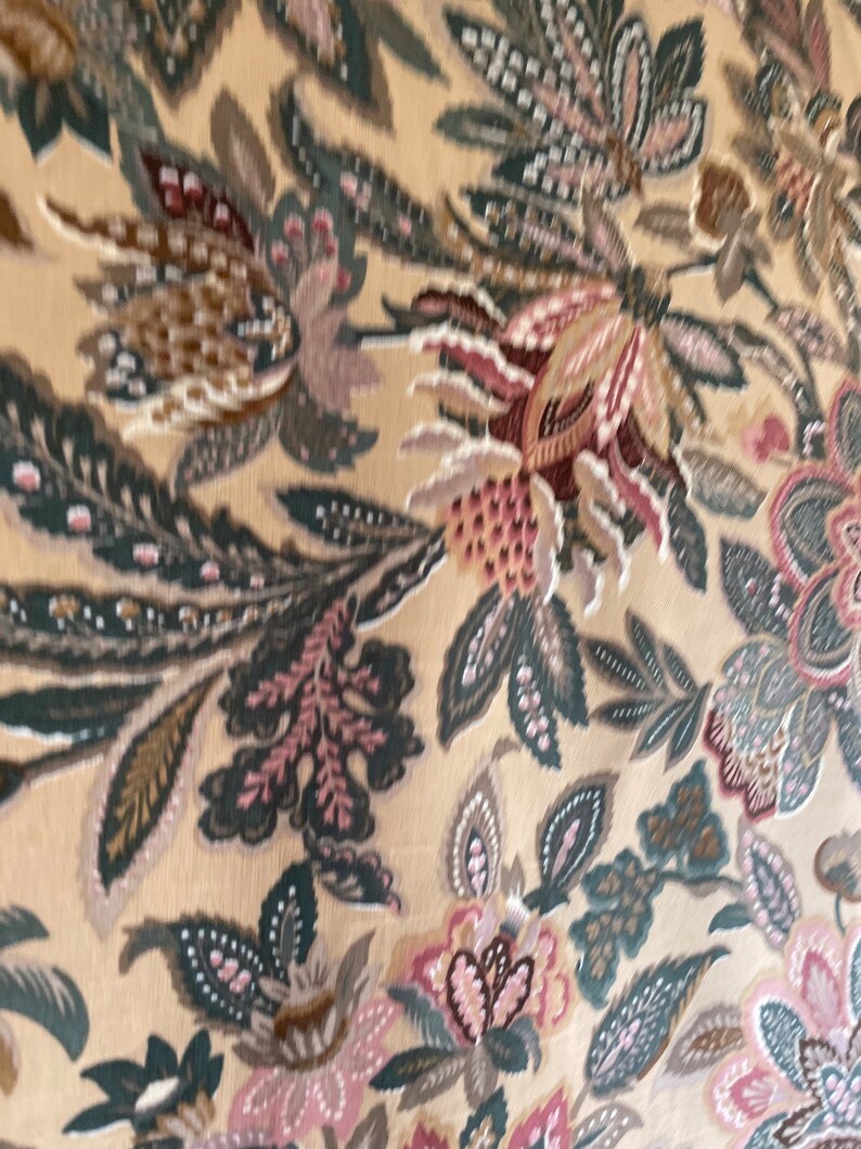 Puede incluir: Un primer plano de una tela con un patr&oacute;n floral. La tela es beige con flores marrones, rosas y verdes. Las flores son intrincadas y detalladas.