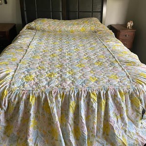 Atemberaubende Vintage 70er Jahre Flower Power Twin Tagesdecke mit gesteppter Mitte und langer Rüsche, die bis zum Boden geht! Kind oder College-Kid sicher zu gefallen
