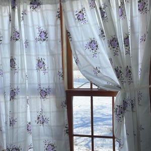Paar Vintage 1980er Jahre Blumenvorhänge mit violetten Blumensträußen und weißem Gitter, 166 x 52 Zoll langer Qualitätsstoff, Shabby Chic Cottage, französisches Land