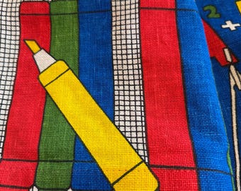 Vintage 1970er Jahre Volantvorhänge in Grundfarben 168 x 13 Zoll plus grüne, schwarze und weiße Schul- oder Kinderschuhe