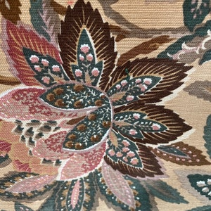 Puede incluir: Primer plano de una tela con un patr&oacute;n floral. La tela presenta un dise&ntilde;o floral marr&oacute;n, rosa y verde con detalles intrincados.