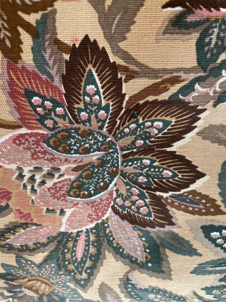 Puede incluir: Primer plano de una tela con un patr&oacute;n floral. La tela presenta un dise&ntilde;o floral marr&oacute;n, rosa y verde con detalles intrincados.