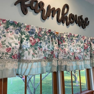 Gorgeous Vintage 1990’s floral valance roses w/ seafoam green with lace ruffle 84” wide 18” long. Country cottage shabby chic bedroomkitchen