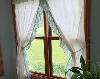 Elegantes cortinas Priscilla todo en uno en color blanco crema con paneles de cortina de algodón calico verde menta con volantes, 49" de ancho total x 80" (faltan las abrazaderas).