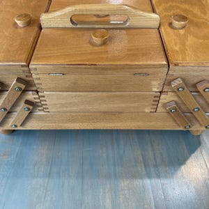 Caja de costura de madera rumana vintage de los años 90 con compartimentos expandibles de cola de milano o cesta de costura de madera de mimbre de plástico de los años 60 con asa de transporte