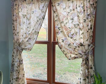 Precioso par de cortinas vintage en tela de tapicería de buena calidad, color marfil con estampado floral y verde salvia, con colores magníficos. Medidas: 82" x 81".